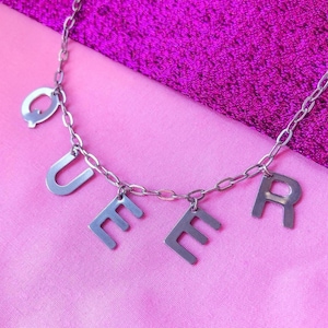 Zilverkleurige ketting met queer-letters, LGBTQ+ Pride-statementketting