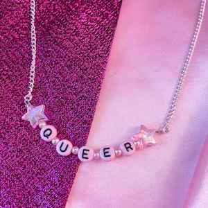 QUEER-ketting, schattige lichtroze letterkralenketting met iriserende sterbedels, LGBTQ+ Pride-statementketting met ketting naar keuze