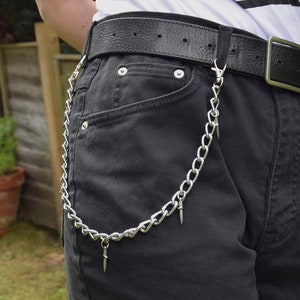 Jeanskette mit Dolchschwert Charms | Kette Gürtel, Hosenkette, Geldbörse Kette mit fünf Dolch Messer Charms. Alternative Mode Emo Gürtel