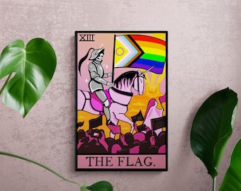 Könnte beinhalten: Ein rechteckiger Wandkunstdruck mit einem Skelett in Rüstung auf einem rosa Einhorn, das eine Progress-Pride-Flagge hält. Die Szene zeigt eine Menschenmenge, einen Sonnenuntergang, die römische Ziffer XIII und den Text THE FLAG.
