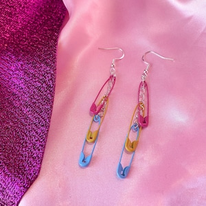 Pendientes con imperdible de la bandera del orgullo pansexual / Joyas del orgullo LGBTQ+, accesorios únicos para mujeres queer