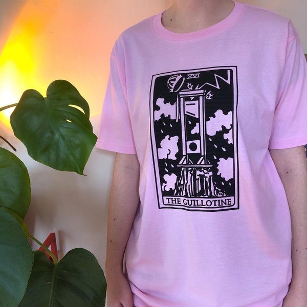 Le T-shirt rose Guillotine | Chemise de carte de tarot | T-shirt communiste | T-shirt anticapitaliste | manger la chemise riche | révolution | socialiste
