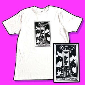 Het guillotine-tarotkaartontwerp gezeefdrukt op een wit t-shirt | Communistisch T-shirt, socialistisch T-shirt, T-shirt heksenkaart, revolutie