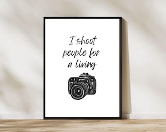 Fotógrafo divertido que se dedica a la fotografía y se gana la vida con una decoración de pared divertida