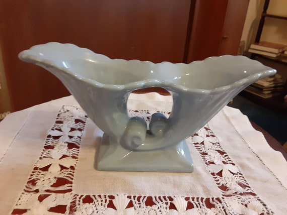 Vintage 1940s Abingdon Cornucopia Vase Vintage 1940s Abingdon Cornucopia Vase