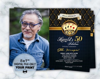 以下が含まれることがあります： 50歳の誕生日パーティーのデジタル印刷可能な招待状（5x7インチ）。招待状は、黒と金のデザインで、誕生日を迎える人の写真、トランプ、そして「Harold's 50 & Fabulous Birthday Celebration」というテキストが書かれています。招待状には、パーティーの日時と場所も記載されています。