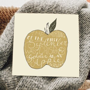 Pode incluir: Uma ilustração de uma maçã amarela com o texto "THE MORNING OF THE FIRST September WAS CRISPER GOLDEN AS AN APPLE JK ROWLING" em um fundo creme.