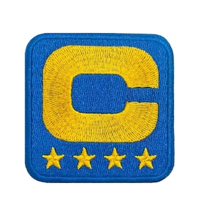 Peut inclure: Écusson brodé avec un grand « C » jaune sur un fond carré bleu. Quatre étoiles jaunes sont en dessous de la lettre. Le patch a un design cousu.