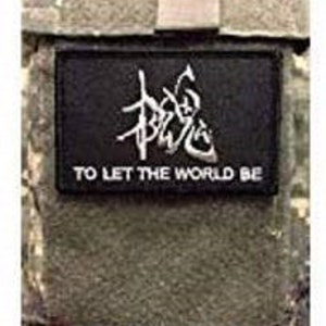 Peut inclure: Patch noir avec du texte blanc et un caractère japonais. Le texte dit "Laisser le monde être".