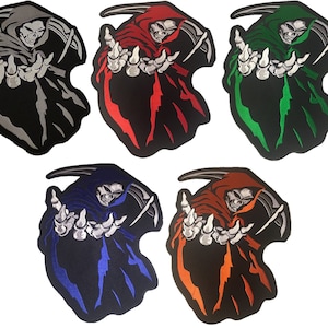 Könnte beinhalten: Fünf gestickte Bügelbilder mit einer Skelettfigur in einer Kapuzenrobe, die eine Sense hält. Die Patches sind in fünf Farben erhältlich: Silber, Rot, Grün, Blau und Orange.