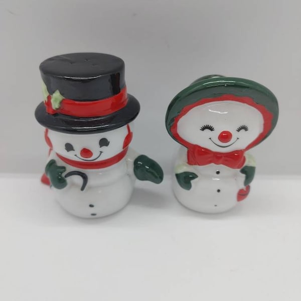 Vintage Mr und Mrs Schneemann Salz- und Pfefferstreuer. Das sind süße kleine Salz- und Pfefferstreuer. Toll für Weihnachten oder eine Sammlung.