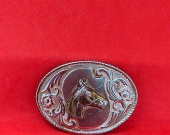 This vintage belt buckle with horse head on the face.This buckle is in perfect condition.
