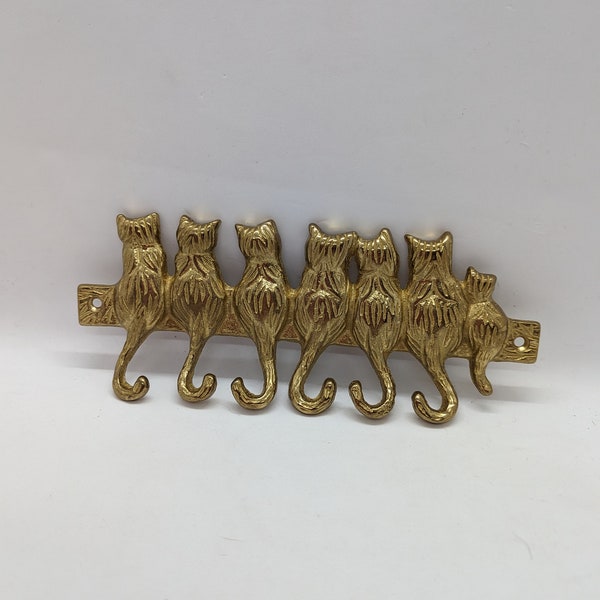 Brass  cat wall hanging. This is for hanging up your keys or other items that you would like to hang up. In perfect condition.