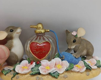 These are charming tails mice made by  Fitz  Floyd. This cute little figurine is imperfect condition. No chips, nicks or cracks.