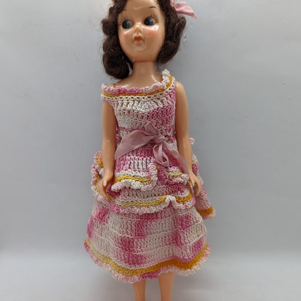 Doll vintage. This is a reliable doll from 1950. This doll has blinky eyes and is made of a hard plastic.