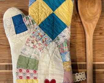 Vintage Hand-Quilted Wedding Ring Quilt Oven Mitt – Insulated Baking Kitchenware