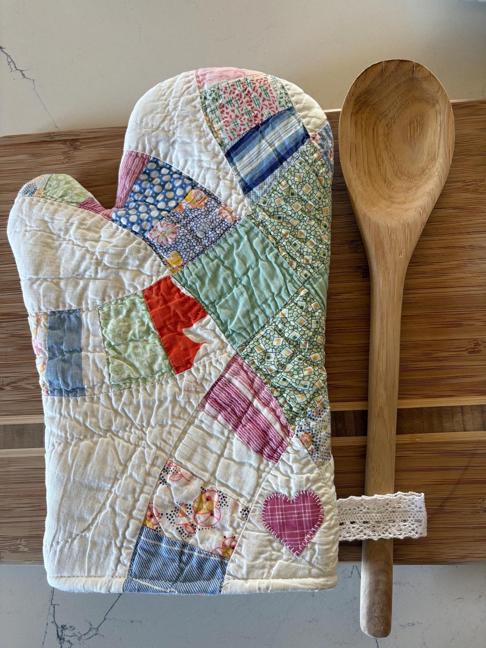 Vintage Quilted Oven Mitt: Grandma's Hand Quilted Wedding Ring Design Spring Colors