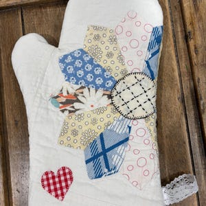 Vintage Hand-Quilted Dresden Plate Oven Mitt: Dresden Flower Patchwork Design