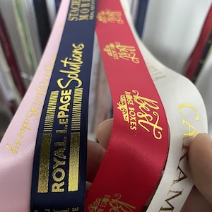 Nastro in poliestere satinato in lamina d'argento e oro 3D personalizzato da 100 metri, logo stampato, decorazione fai da te OEM, regalo