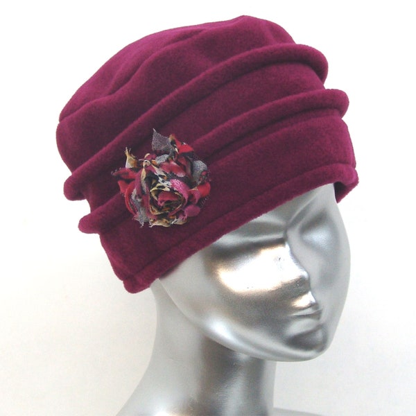 chapeau, toque fushia femme en polaire. 5 couleurs de fleurs en tissus disponibles. Fabrication française.