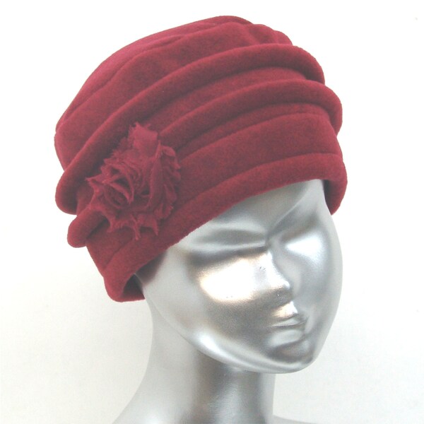 chapeau, toque rouge femme en polaire. 5 couleurs de fleurs en tissus disponibles. Fabrication française.