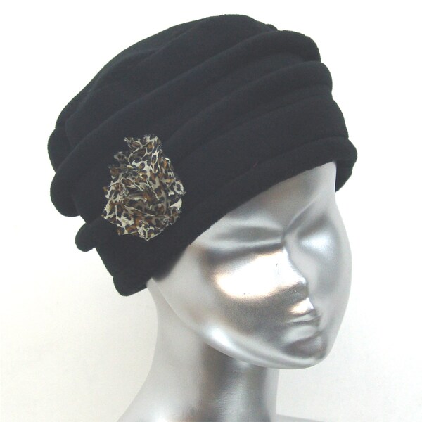 chapeau, toque noire femme en polaire. 5 couleurs de fleurs en tissus disponibles. Fabrication française.
