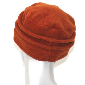 chapeau, toque femme orange en polaire. 8 couleurs disponibles. Fabrication française image 2