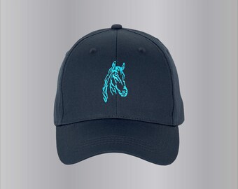 Casquette coton brodée motif CHEVAL. Casquette unisexe, taille unique. 7 couleurs de broderie disponibles.