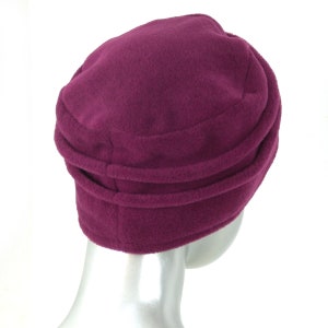 chapeau, toque femme fushia en polaire. 8 couleurs disponibles. Fabrication française image 2