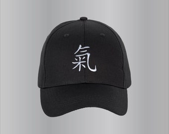 Casquette coton brodée motif ENERGIE : symbole chinois, japonais. Casquette unisexe, taille unique.  7 couleurs de broderie disponibles.