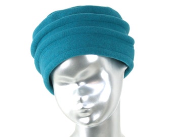 chapeau, toque femme bleu pétrole en polaire. 8 couleurs disponibles. Fabrication française