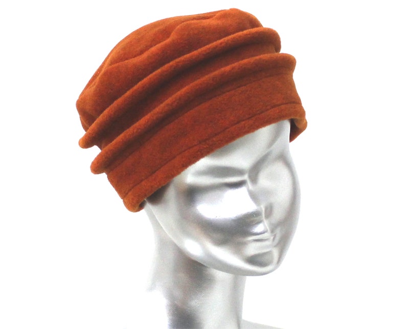 chapeau, toque femme orange en polaire. 8 couleurs disponibles. Fabrication française image 1