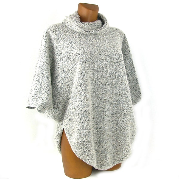 Poncho femme gris clair, en maille bouclette, Milie Miskae, fabriqué en France.