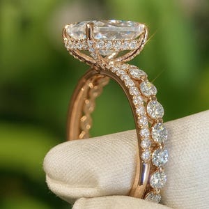 4 Karat Diamant-Verlobungsring, 14 Karat Roségold Versteckter Halo-Braut-Set, Moissanite Diamant-Kathedralenring mit passendem Eternity Band