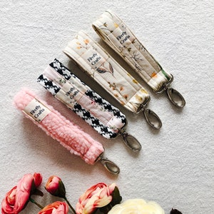 Llavero de pulsera, cordón de muñeca coqueto, llavero de pulsera beige, llavero de pulsera rosa, estética de chica suave, llavero de pulsera femenino