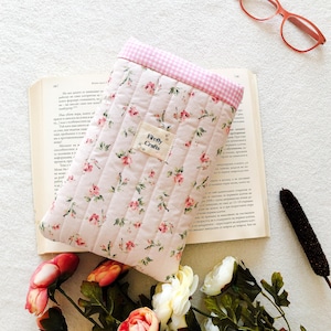 Pochette bouffante matelassée fleurs roses, porte-livre en tissu, pochette souple pour livre, étui Kindle, pochette Kindle, pochette pour livre, couverture pour Kindle