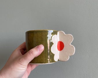 Taza de flor verde / Taza de margarita / Cerámica hecha a mano / Hecha a pedido