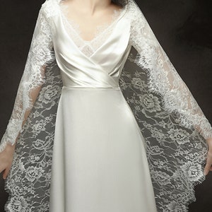 Elegant Lace Wedding Dress Vintage Ivory Bridal Dress Minimalist Satin ...