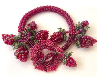Kralenarmband met rode bessen. Framboos.