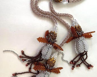 Handgjort halsband i fuchsiafärgat silver med pärlor och Swarovski-utsmyckningar