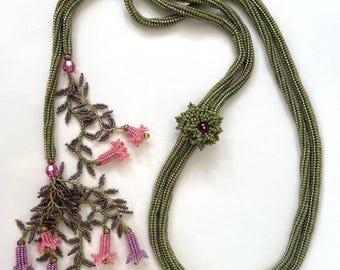 Salvia Wisteria Lariat, handpärlad, utsmyckad med Swarovski-kristaller