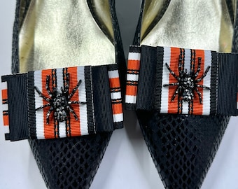 Presilhas de sapato em formato de aranha para o Halloween, aranha com strass e laços listrados.