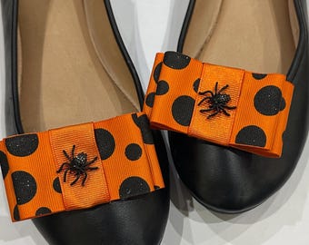 Presilhas de sapato de aranha para o Halloween, laços laranja e preto.
