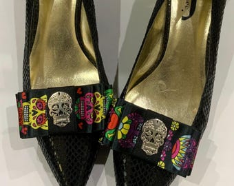 Presilhas de sapato com caveira mexicana para o Halloween, em tom prateado.