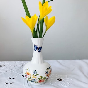 Vintage AYNSLEY bone china English vase - Beautiful English vase - Cottage Garden Pattern - Butterflies Flowers vase