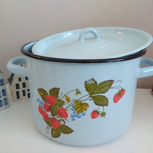 Vintage enameled pot, Vintage USSR /Russia/ Enamel Pot, Rustic Kitchen Decor, Home decor