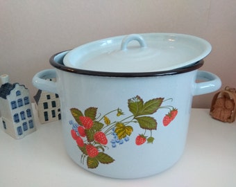 Vintage enameled pot, Vintage USSR /Russia/ Enamel Pot, Rustic Kitchen Decor, Home decor