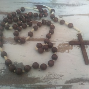 Kreuz Halskette große Holzperlen, Holzkreuz mit Holzperlen, Rosenkranz XXL Extra Langes großes Holzperlen Kreuz