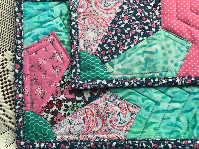 Teal Grandma/'s Fan Quilt Block Mug Rug ~ Pink Navy /& White Vintage Style Fabric Mug Mat
