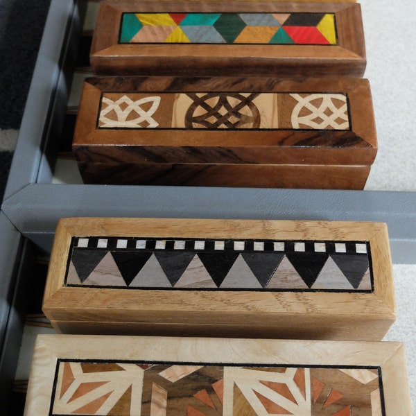 Backgammon Schachbrett Aufbewahrungsboxen, handfurnierte Deckeldosen mit verschiedenen Designs auf dem Deckel. Innenfutter aus Baize-Gewebe, Magnetverschluß.